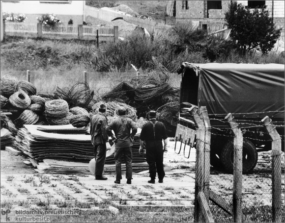 Abbau der Grenzsperranlagen bei Treffurt (Mai 1990)